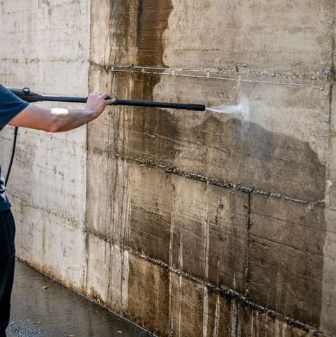 Cleaning concrete wall with high pressure